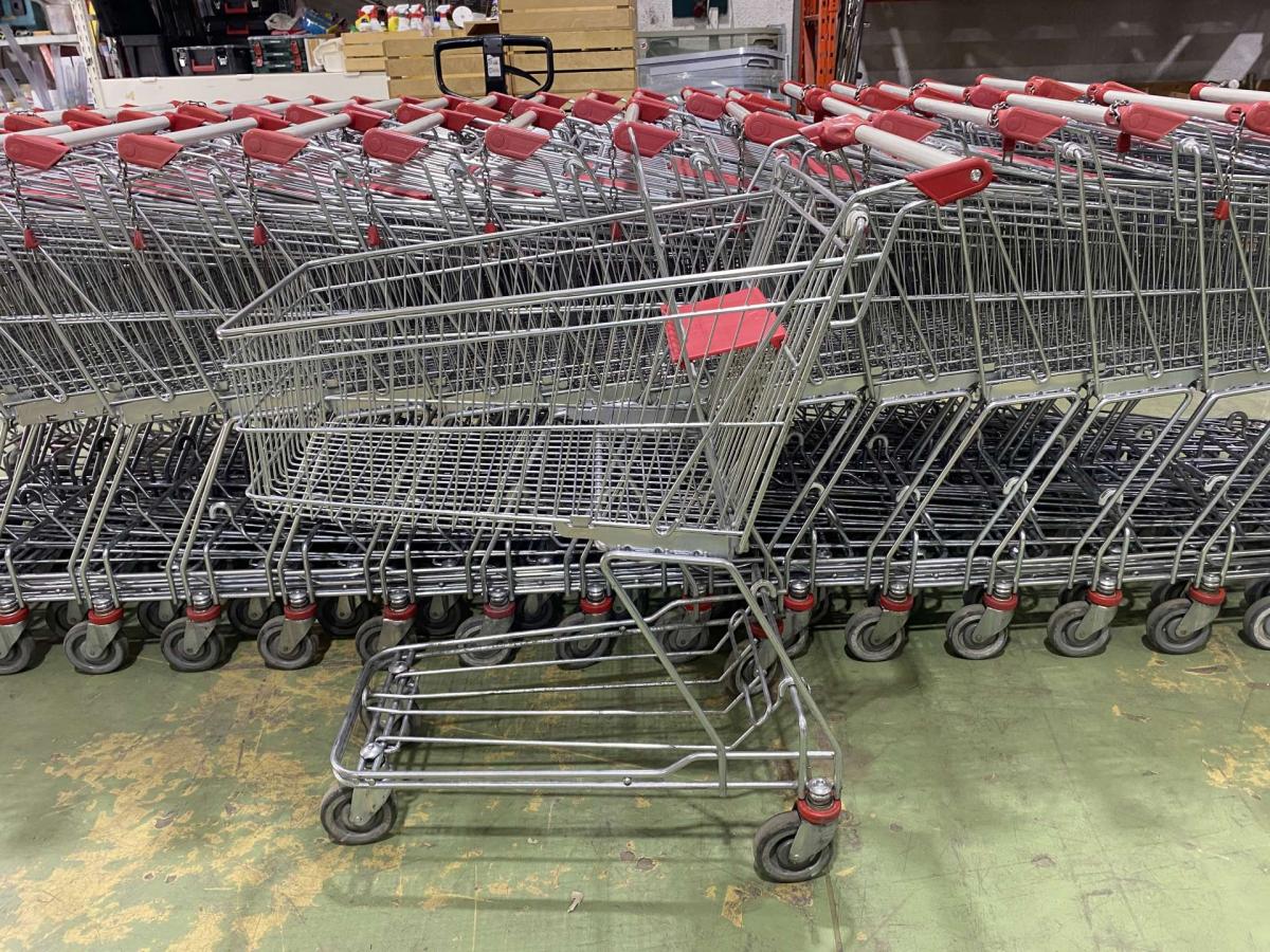 Wanzl D101 RC bevásárlókocsi szürke műanyagokkal – termékfotó jobb oldalról