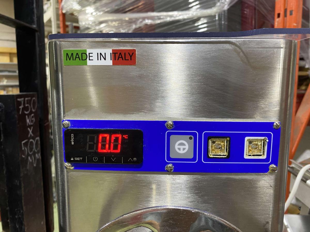 Hűtött fejes húsdaráló – termékfotó jobb oldalról