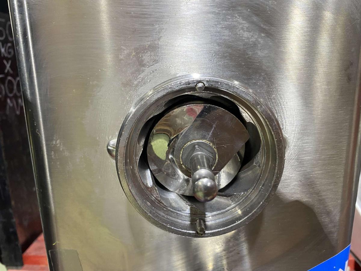 Hűtött fejes húsdaráló – termékfotó hátulról