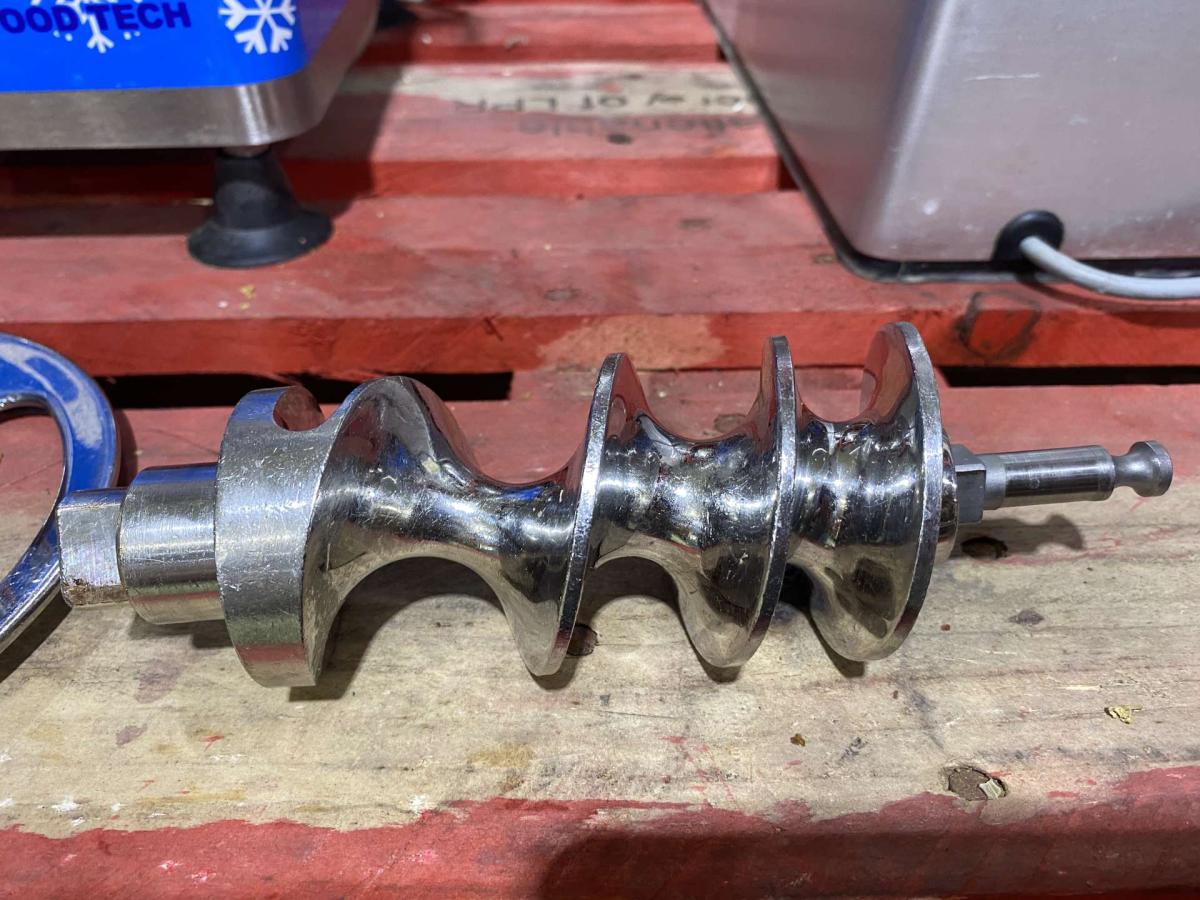 Hűtött fejes húsdaráló – termékfotó bal oldalról