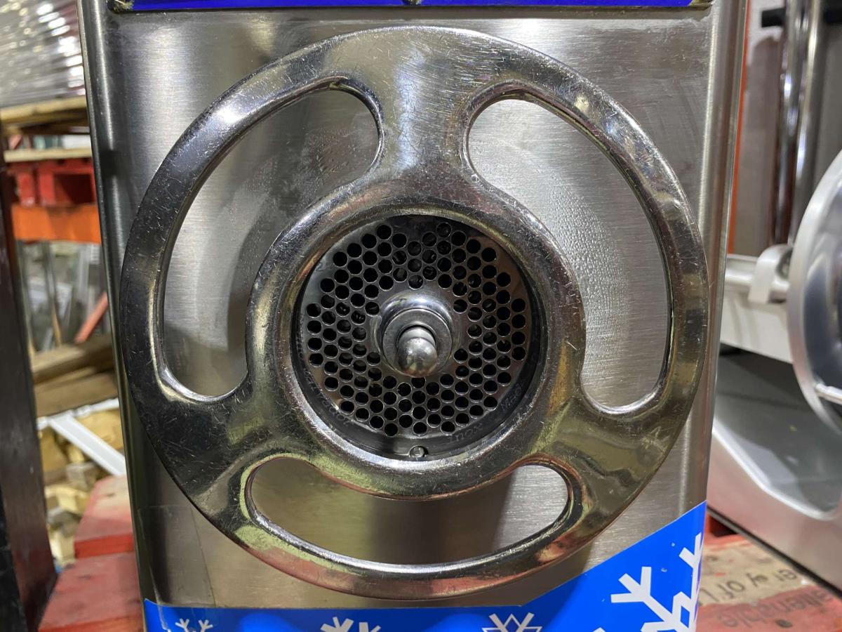 Hűtött fejes húsdaráló – termékfotó 45° nézet