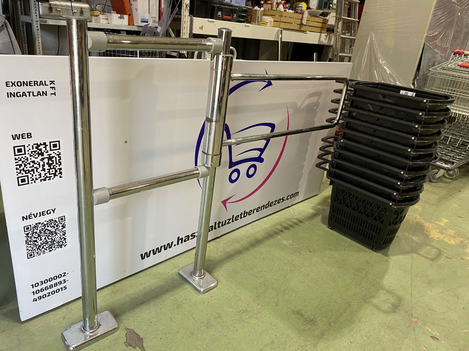 Vevőbeengedő, mechanikus kapu