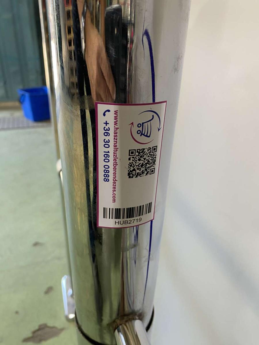 Vevőbeengedő, mechanikus kapu – termékfotó jobb oldalról