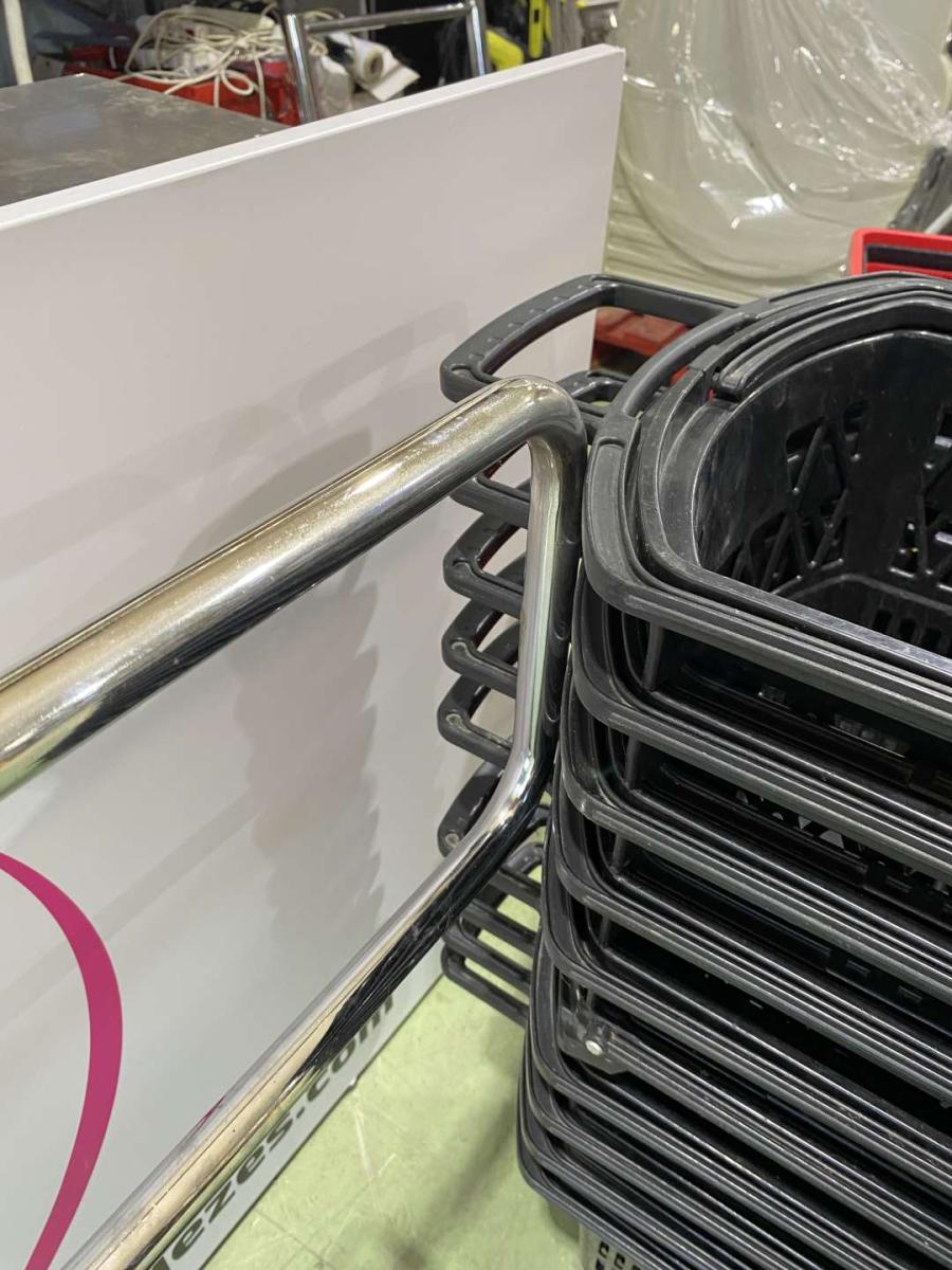 Vevőbeengedő, mechanikus kapu – termékfotó hátulról