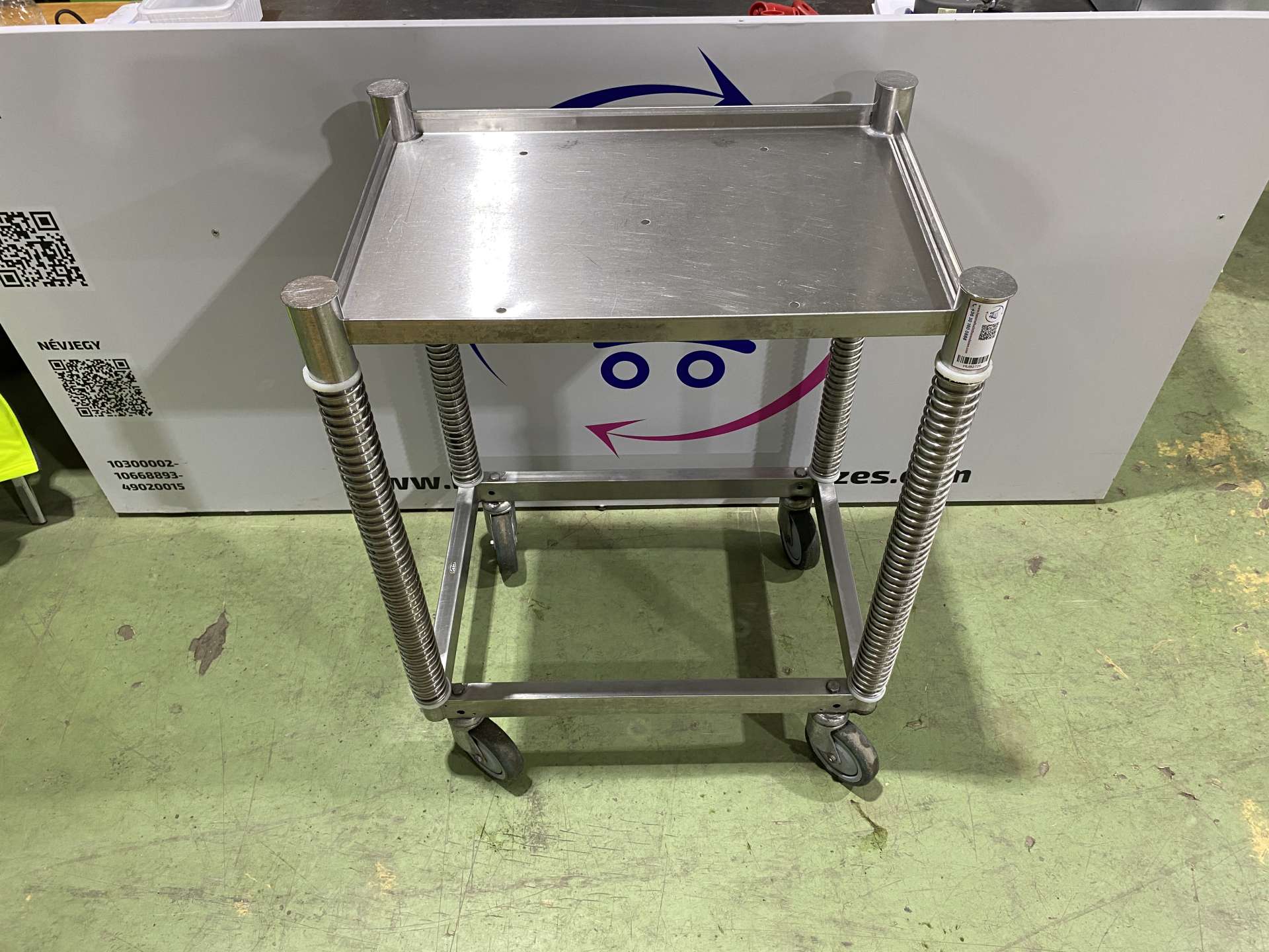 Rugós tálcafeladó kocsi