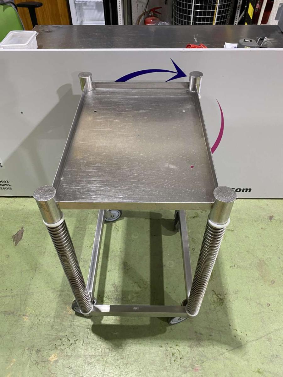 Rugós tálcafeladó kocsi – termékfotó hátulról