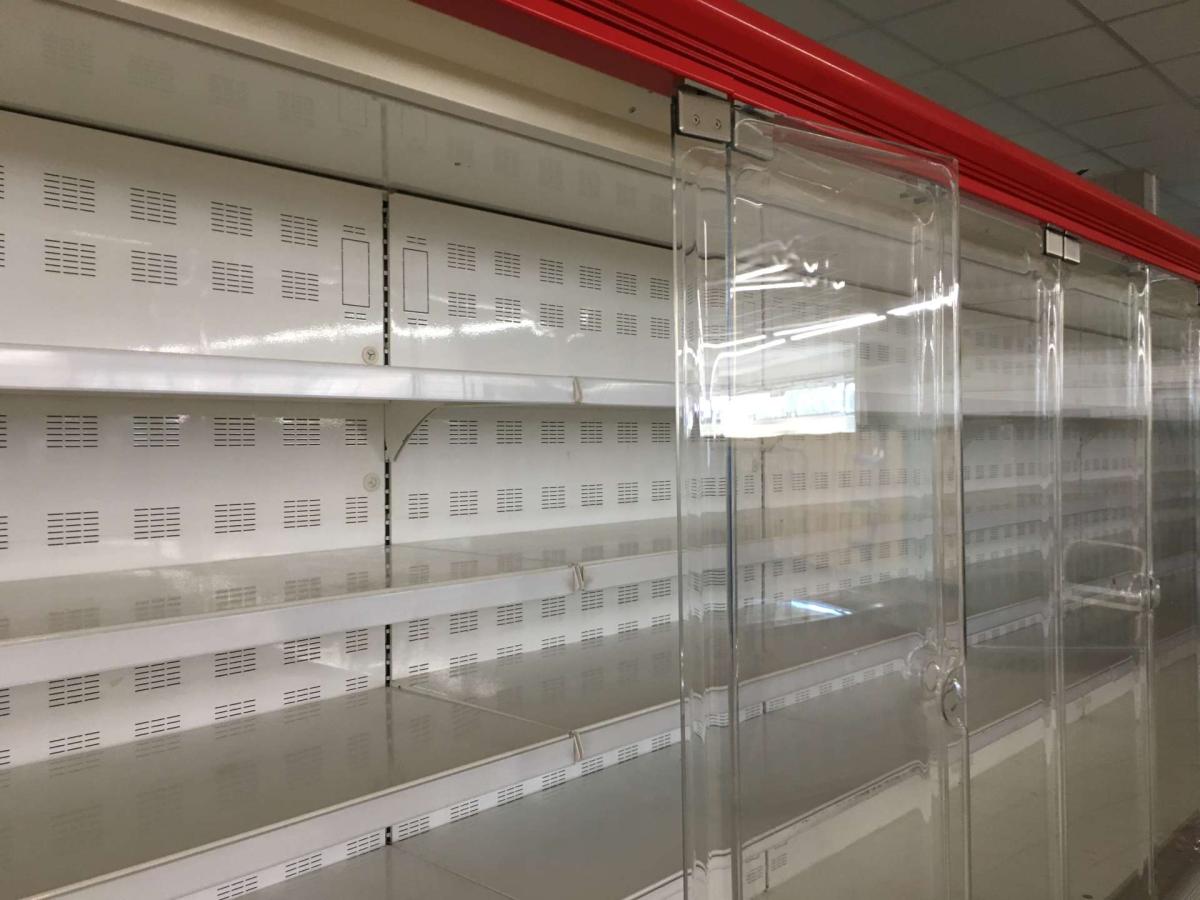 Fali ajtós hűtőregál- hűtőbútor, 3,75 méter – termékfotó jobb oldalról