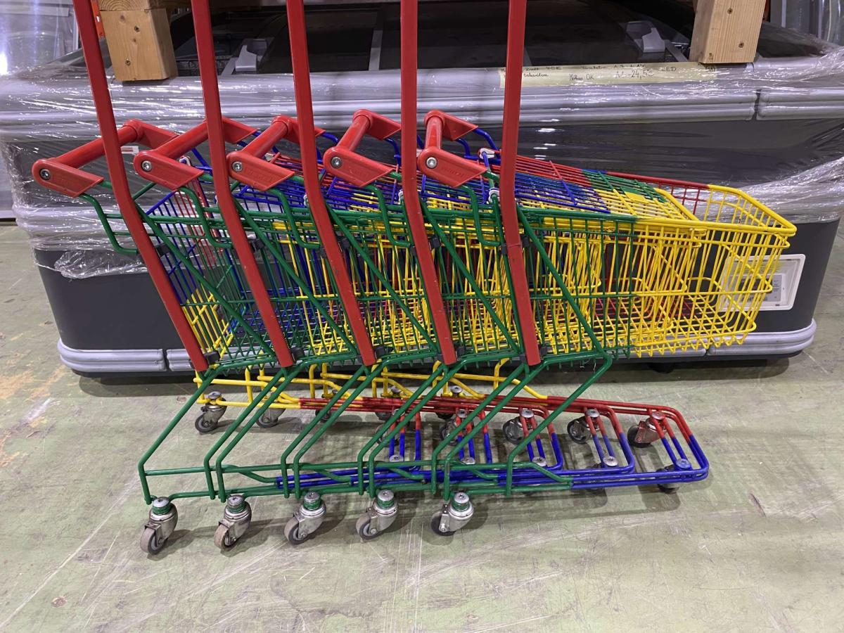 Wanzl DR22 bevásárlókocsi piros műanyagokkal – termékfotó jobb oldalról