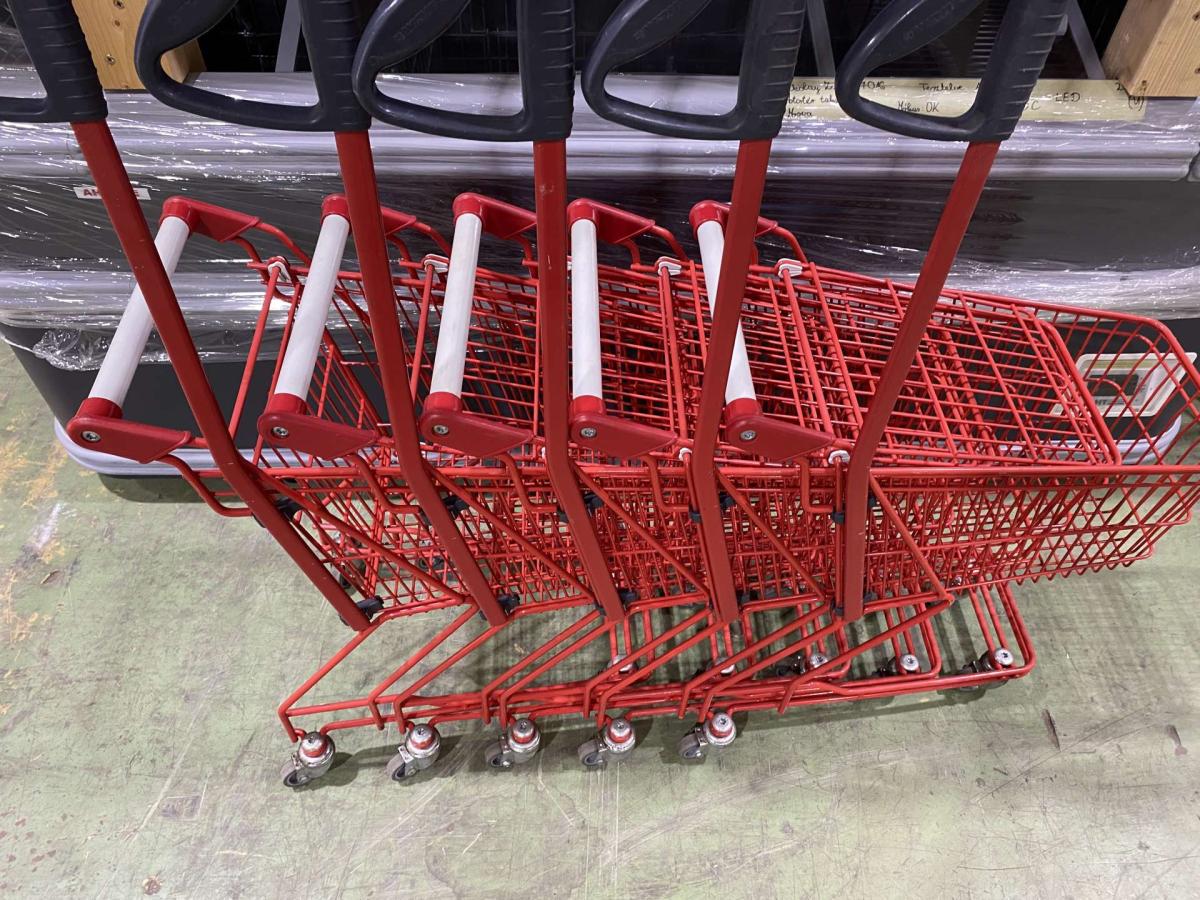 Felújított Wanzl DR22 bevásárlókocsi piros műanyagokkal – termékfotó bal oldalról