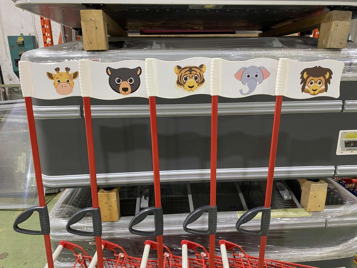 Felújított Wanzl DR22 bevásárlókocsi piros műanyagokkal – termékfotó alulnézet