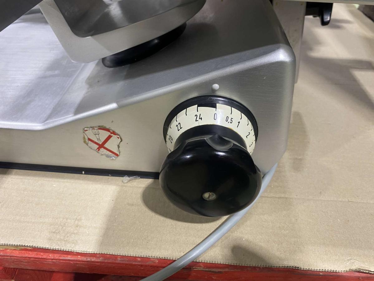 Bizerba VS 12 szeletelőgép – termékfotó használat közben