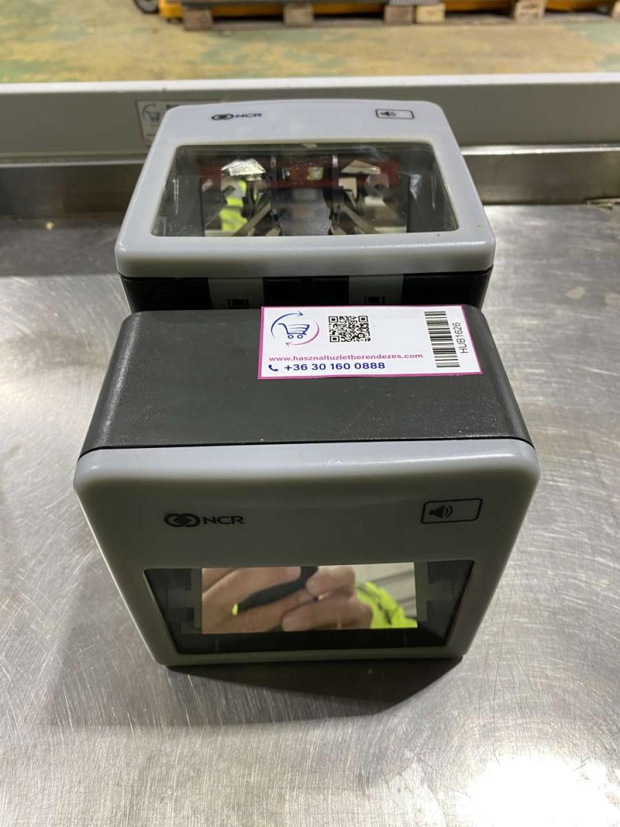 NCR 7884 szkenner – termékfotó jobb oldalról