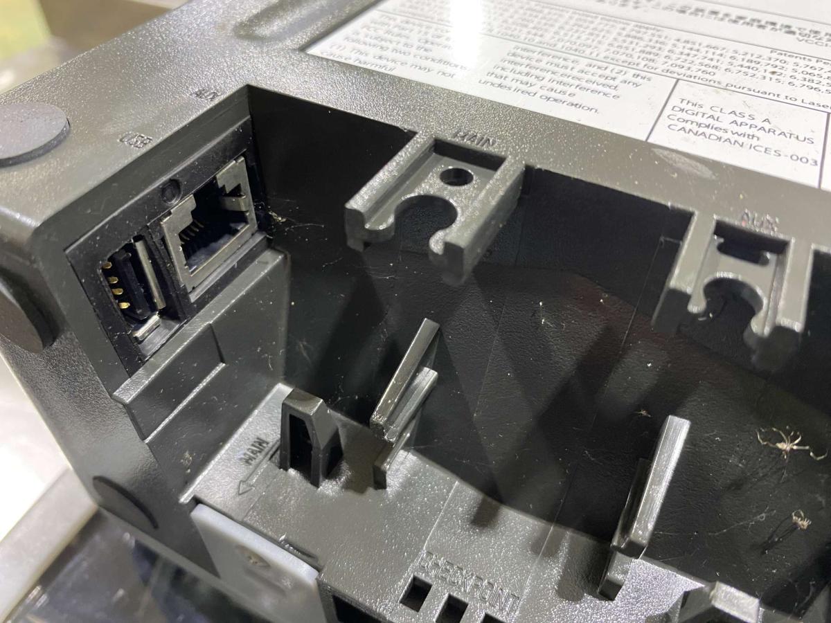 NCR 7884 szkenner – termékfotó bal oldalról