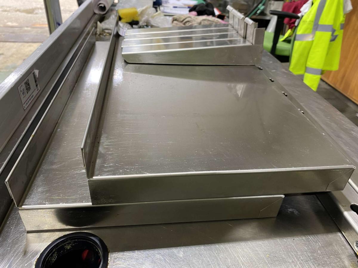 Rozsdamentes polc 60*30 – termékfotó bal oldalról