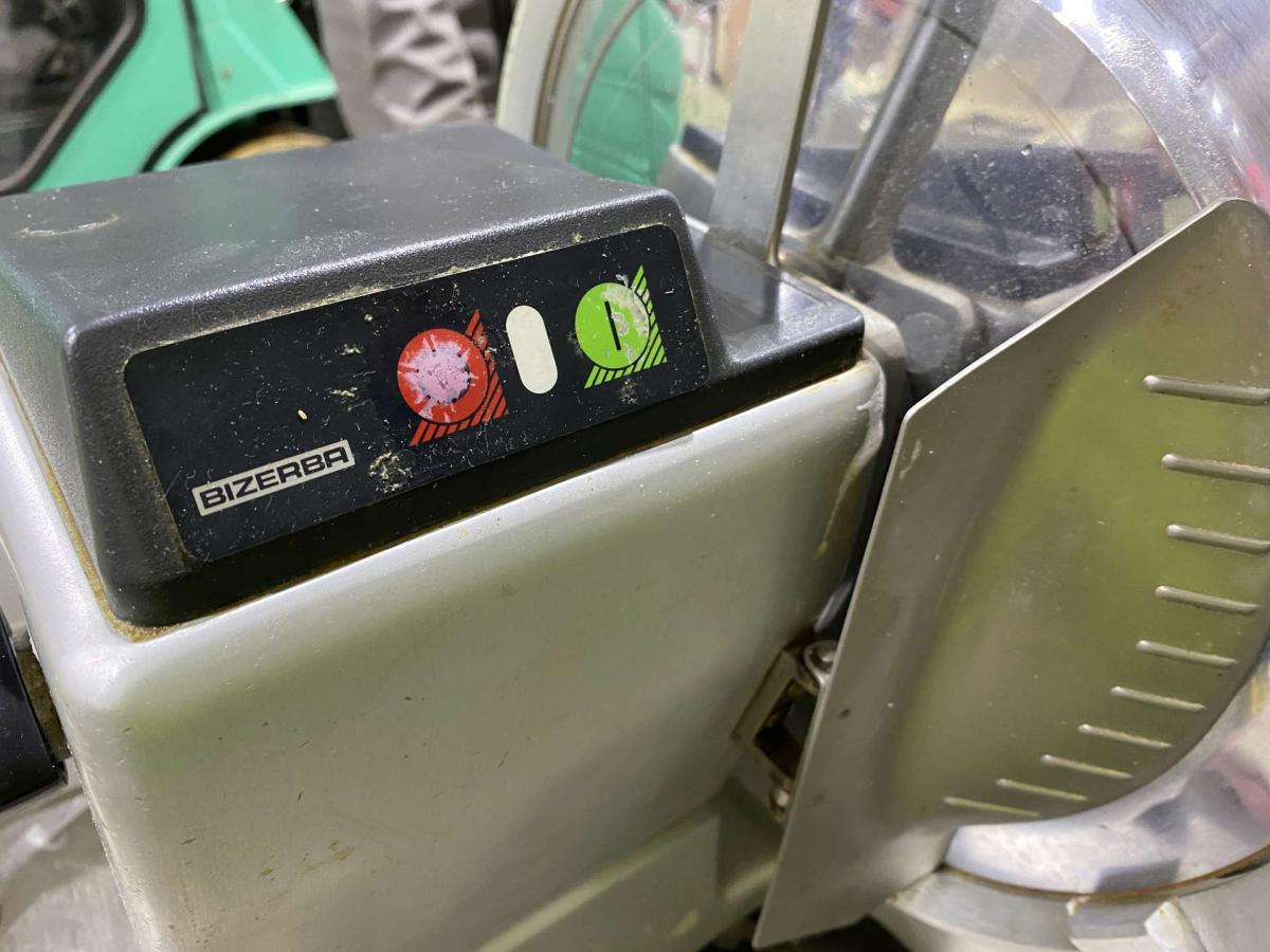 Bizerba VS 8 szeletelőgép – termékfotó alulnézet