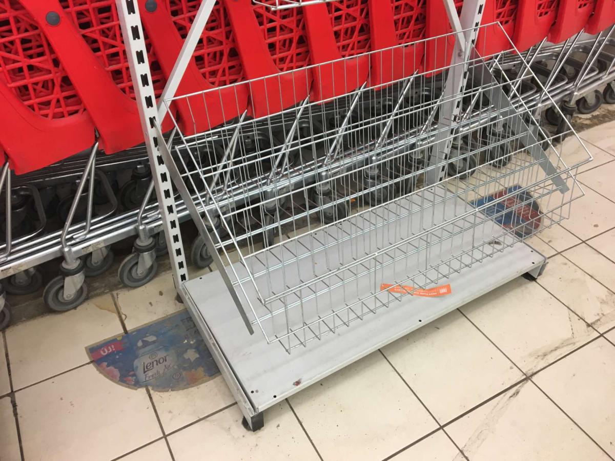 Újságos állvány 100*60*200 – termékfotó jobb oldalról