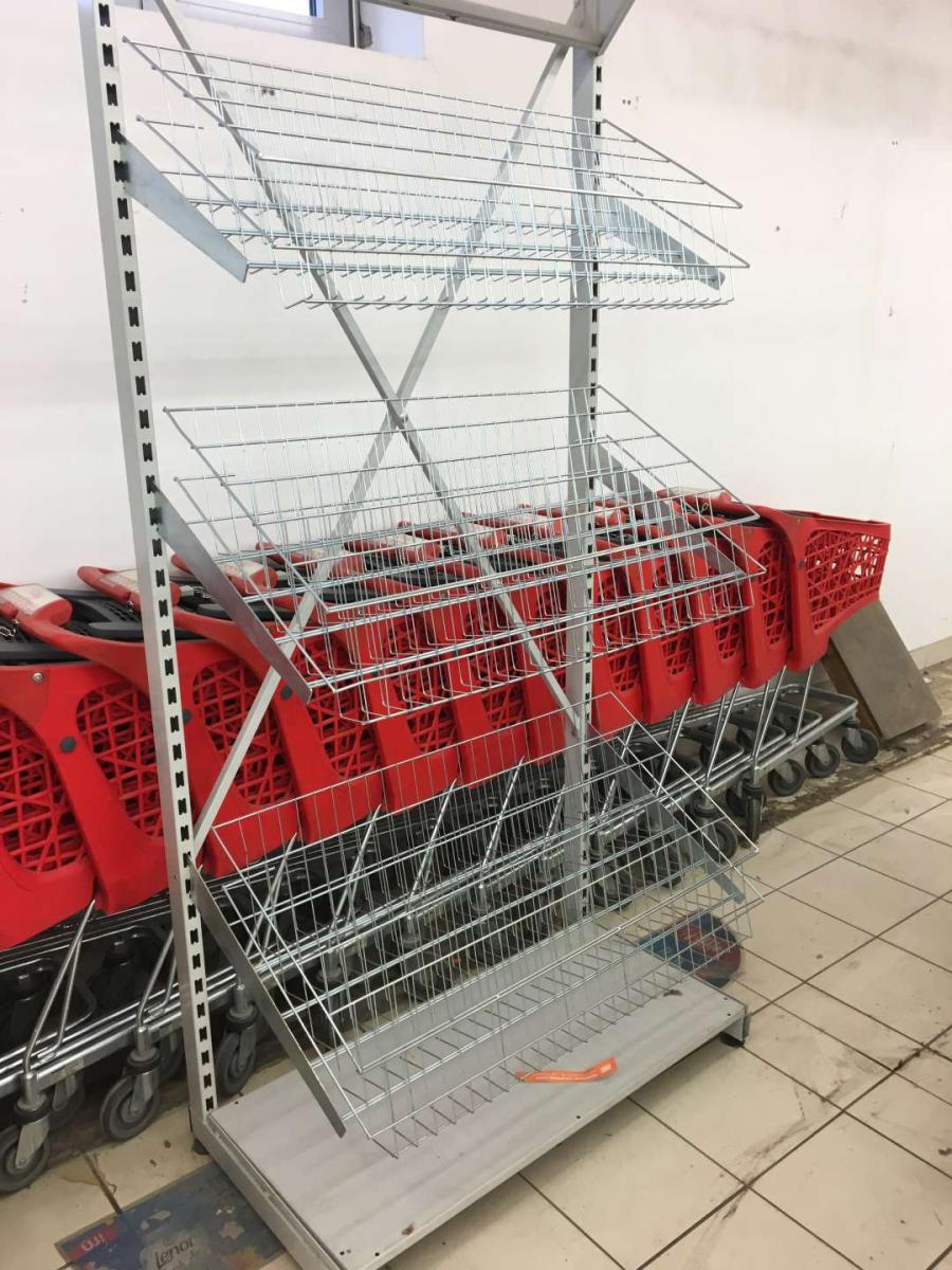 Újságos állvány 100*60*200 – termékfotó hátulról