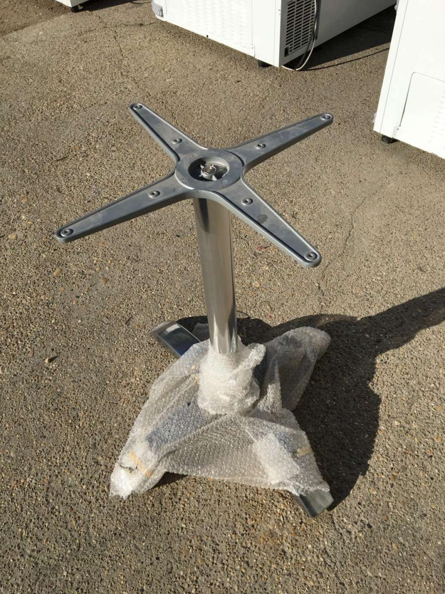 Új asztallap és központi láb – termékfotó jobb oldalról