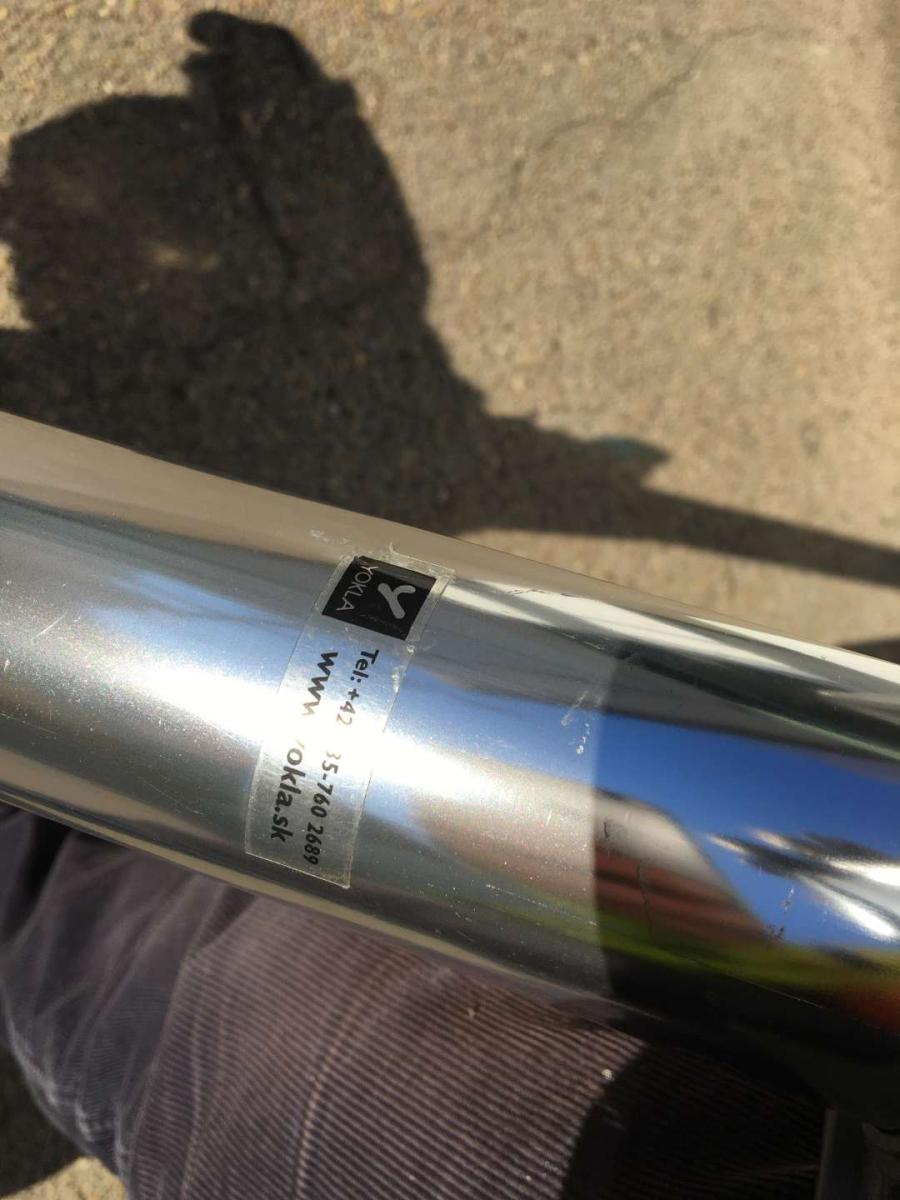 Új asztallap és központi láb – termékfotó hátulról