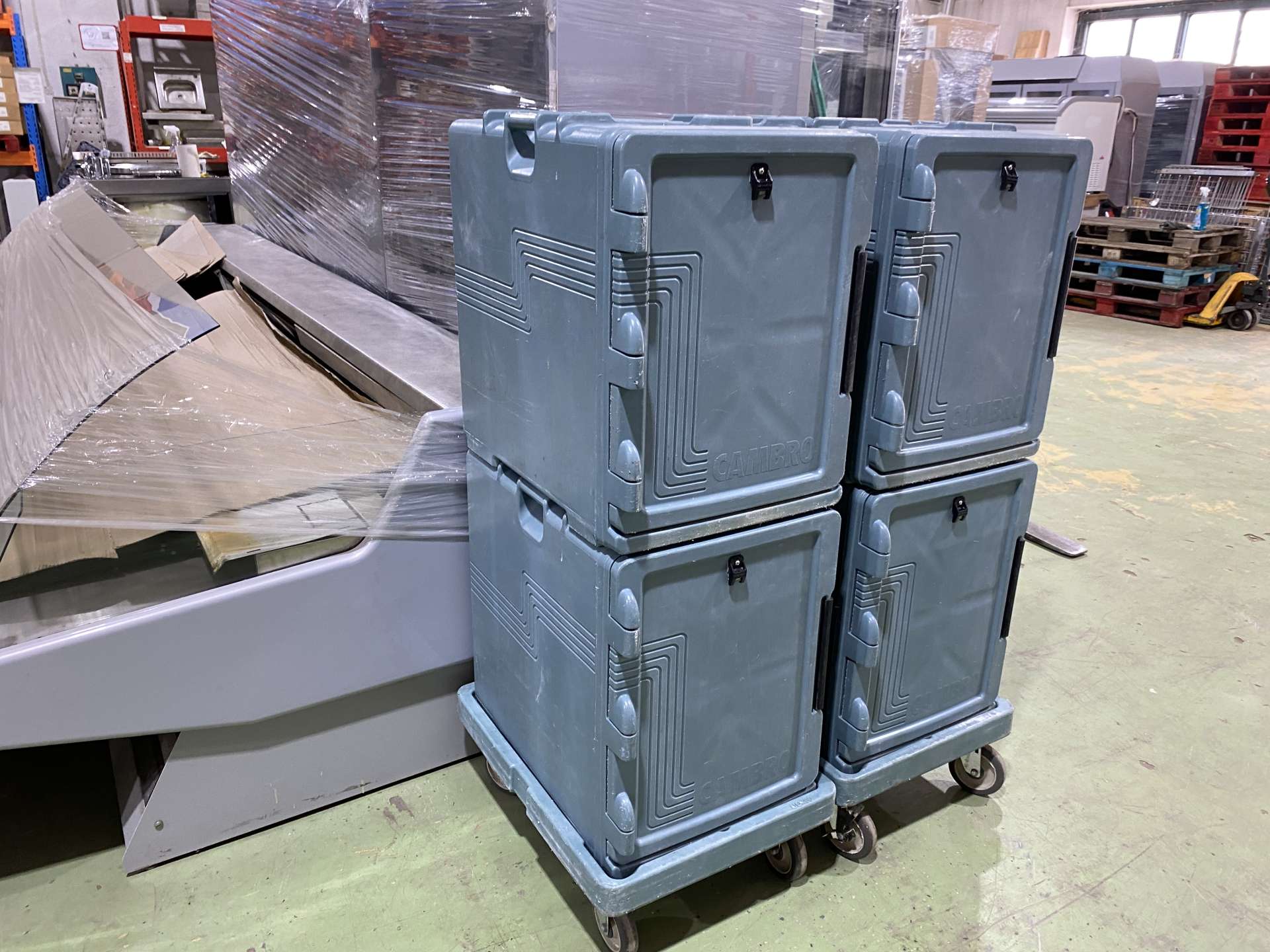 2 darab Cambro szigetelt élelmiszerszállító konténer kocsival, szettben