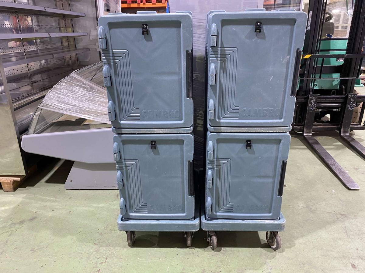 2 darab Cambro szigetelt élelmiszerszállító konténer kocsival, szettben – termékfotó jobb oldalról