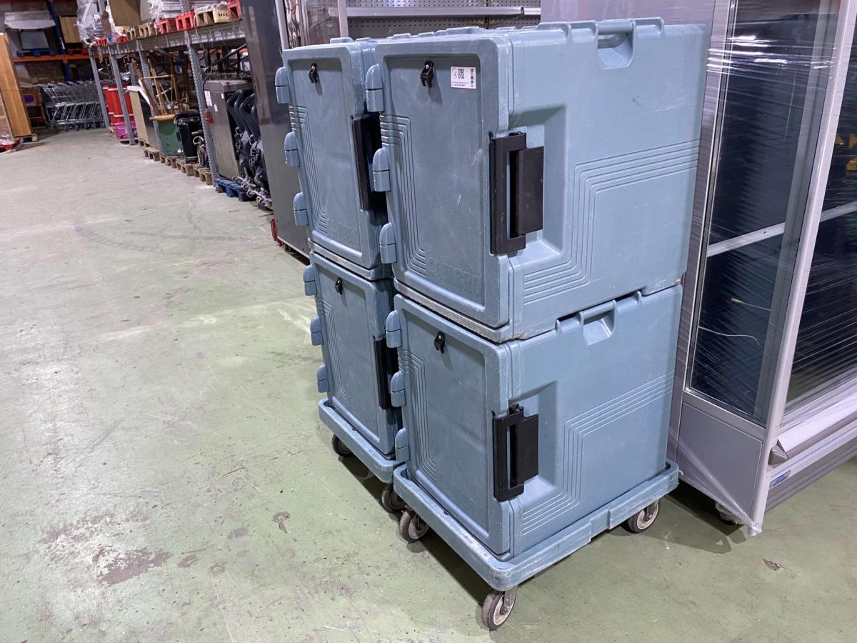 2 darab Cambro szigetelt élelmiszerszállító konténer kocsival, szettben – termékfotó bal oldalról