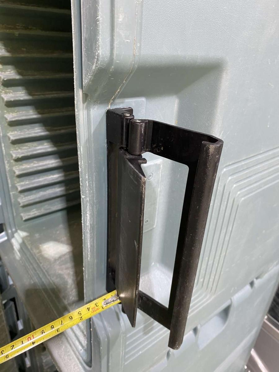 2 darab Cambro szigetelt élelmiszerszállító konténer kocsival, szettben – termékfotó használat közben