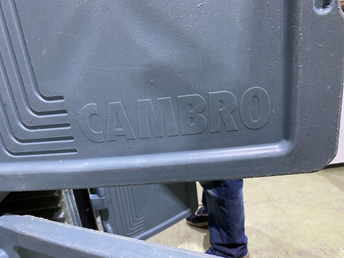 2 darab Cambro szigetelt élelmiszerszállító konténer kocsival, szettben – termékfotó (11. kép)