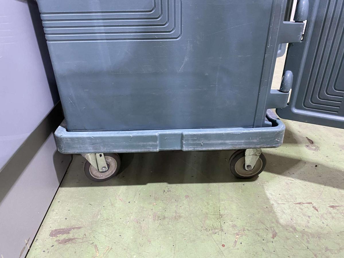 2 darab Cambro szigetelt élelmiszerszállító konténer kocsival, szettben – termékfotó (12. kép)