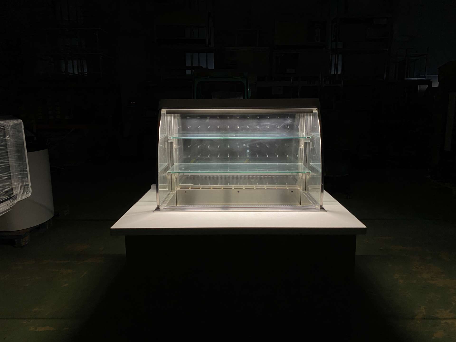 Önkiszolgáló hűtött vitrin