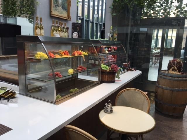 Önkiszolgáló hűtött vitrin – termékfotó jobb oldalról