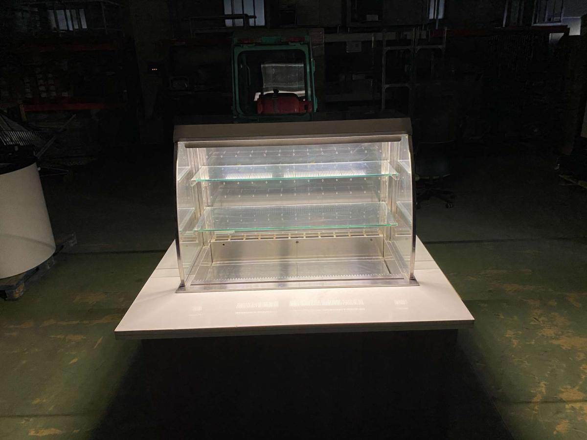 Önkiszolgáló hűtött vitrin – termékfotó hátulról
