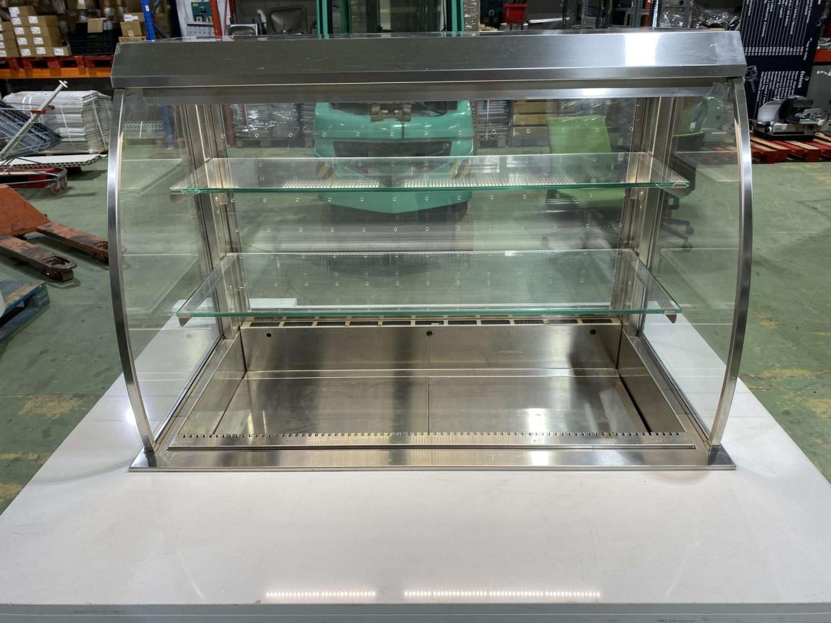 Önkiszolgáló hűtött vitrin – termékfotó használat közben