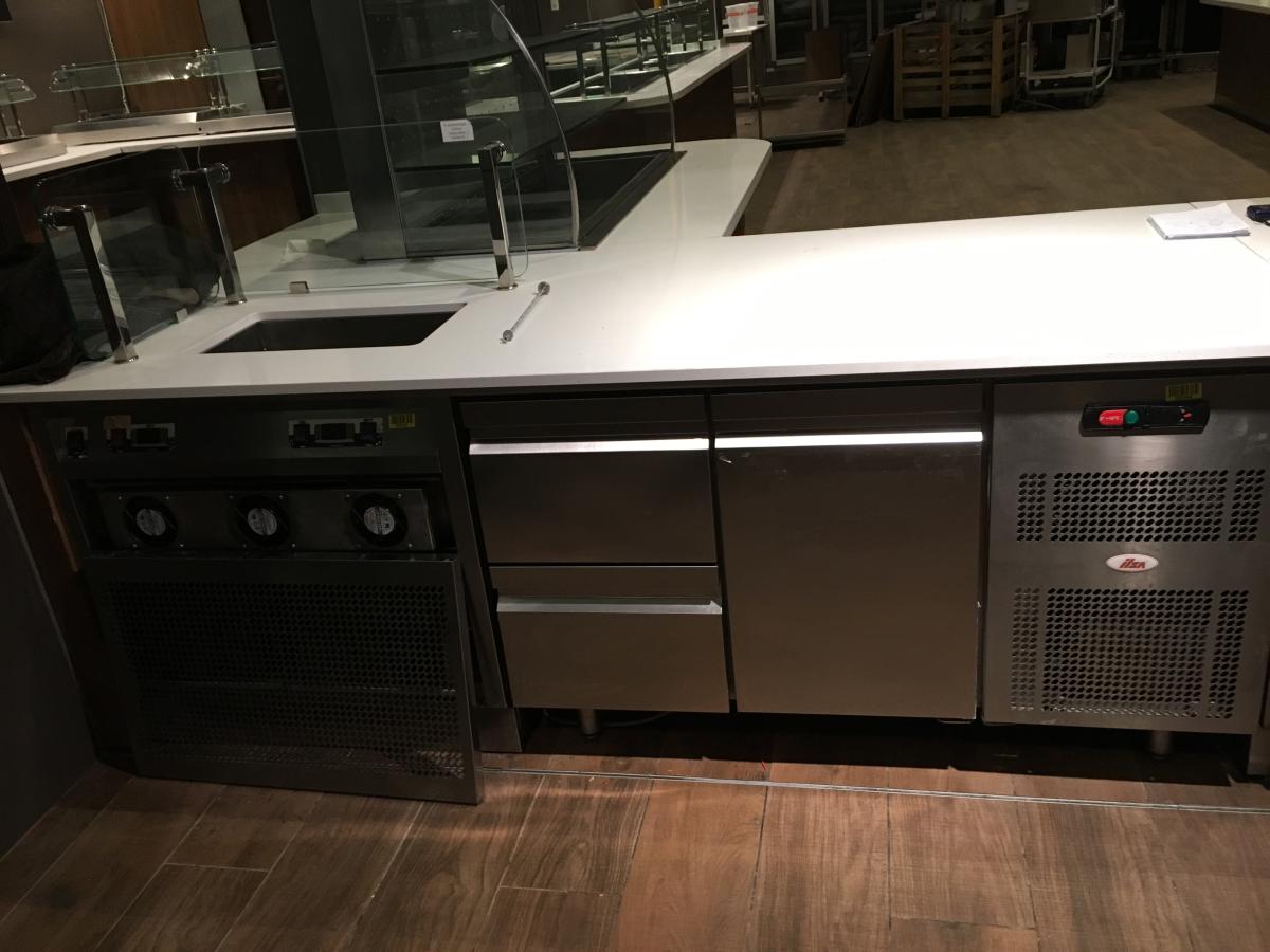 Hűtött munkaasztal ILSA 135*70*85 + munkaasztal – termékfotó hátulról