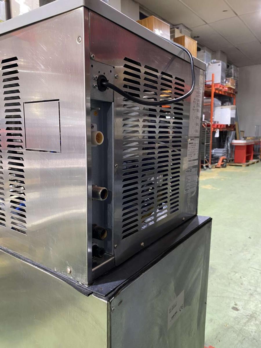 Jégkásagép Icematic F120 + D101 tartály; jéggép – termékfotó használat közben